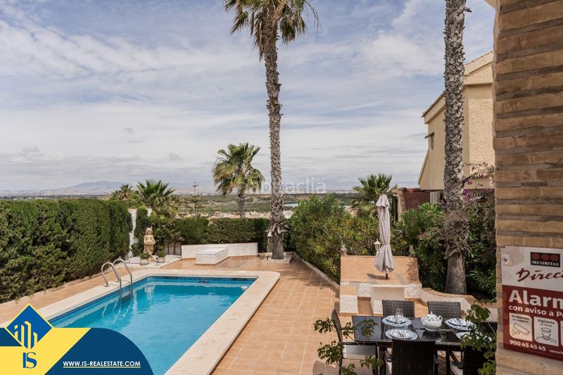 Foto 7fad3348-857f-4b50-97f0-a47510bfb967. Chalet villa con piscina privada en la provincia de alicante, en la localidad de gran alacant. 3 dormitorios | 119 m² | a 2,5 km del mar en Santa Pola