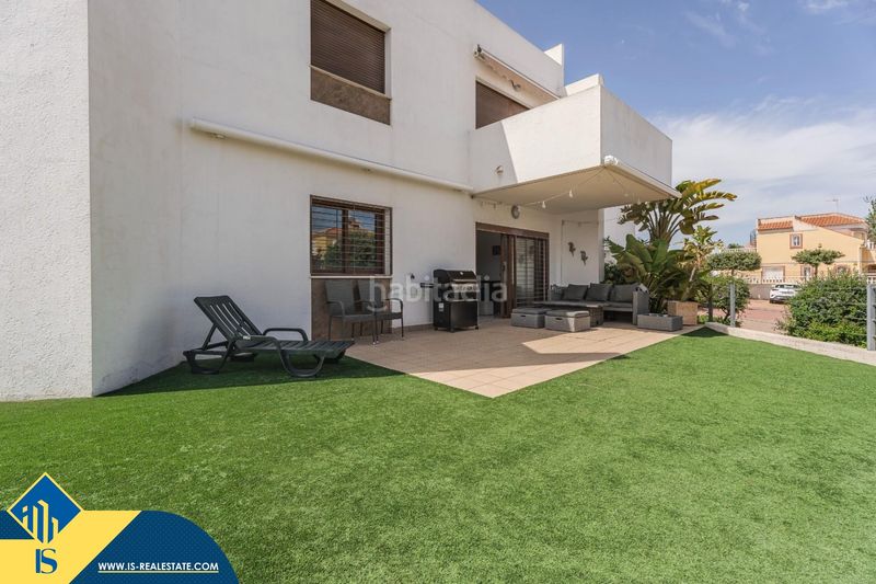 Foto bd320507-d7fe-4fcd-addc-6dee278a656d. Casa amb piscina a La Zenia Orihuela