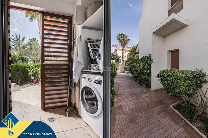 Foto c48b9639-e3a2-470d-99fe-2354802775cf. Casa amb piscina a La Zenia Orihuela