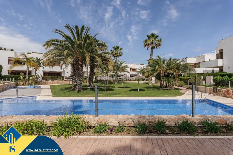 Foto c4e44a43-3f66-4178-84d9-1239327df106. Casa amb piscina a La Zenia Orihuela