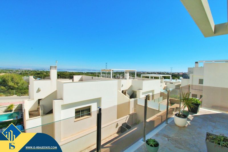 Foto 0b83d03a-42b4-4f16-857f-e91520facd42. Chalet mit parking in Villamartín-Las Filipinas Orihuela