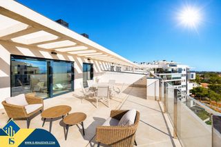 Dachwohnung in Campoamor. Ático con piscina comunitaria en la provincia de alicante, en or