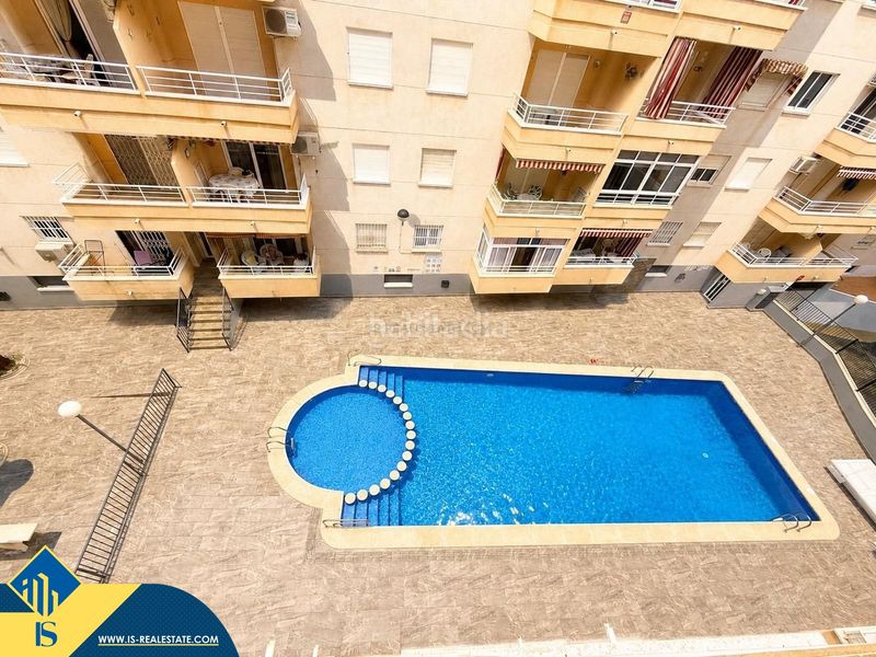 Foto f239c0f5-f2e3-4a5a-b82d-bb8bc596b692. Pis amb piscina a Antonio Machado Torrevieja