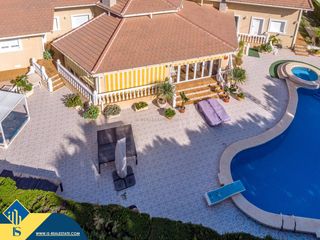 Chalet en Cabo Roig. Villa con piscina privada en la provincia de alicante, en orihue