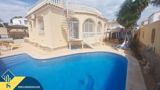 Chalet en Villamartín-Las Filipinas. Villa con piscina privada en la provincia de alicante, en orihue