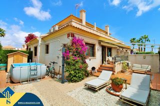 Casa a Villamartín-Las Filipinas. Casa con piscina comunitaria en la provincia de alicante, en ori