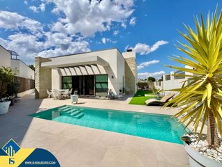 Chalet à San Miguel de Salinas. Villa con piscina privada en la provincia de alicante, en la loc