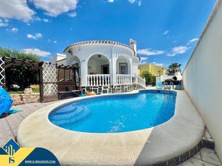 Xalet a Los Balcones y los Altos. Villa con piscina privada en la provincia de alicante, en orihue