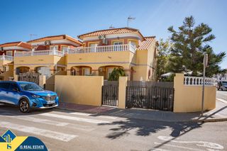 Maison à Los Balcones-Los Altos. Bungalow con piscina comunitaria, en la provincia de alicante, e