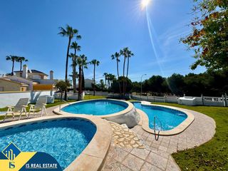 Casa a Lomas de Cabo Roig - Los Dolses. Bungalow reformado con piscina comunitaria, en la provincia de a