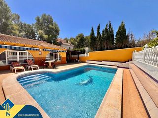 Chalet à Los Balcones-Los Altos. Villa con piscina privada, en la provincia de alicante, en la lo