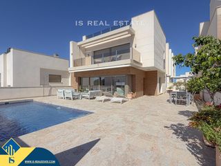 Xalet a Los Almendros. Villa con piscina privada en la provincia de alicante, en orihue