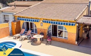 Chalet in Los Balcones-Los Altos. Villa con piscina privada, en la provincia de alicante, en la lo