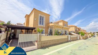 Pis a Los Balcones-Los Altos. Apartamento con piscina comunitaria, en la provincia de alicante