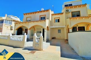 Casa a Playa Flamenca. Casa con piscina comunitaria en la provincia de alicante, en ori