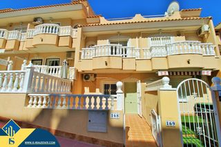 House in Villamartín-Las Filipinas. Casa con piscina comunitaria en la provincia de alicante, en ori