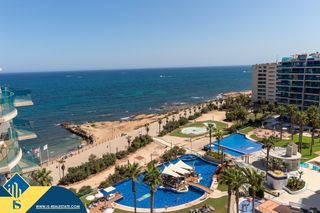 Penthouse in Punta Prima. Ático con piscina comunitaria, en la provincia de alicante, en l