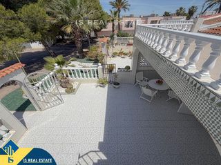 Casa a Zona Carrefour - Urbanizaciones. Bungalow con terraza, en la provincia de alicante, en la ciudad