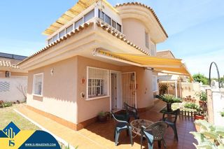 Chalet in Los Balcones-Los Altos. Casa con piscina comunitaria, en la provincia de alicante, en la