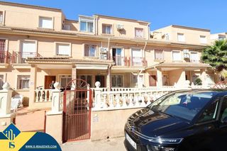 Dúplex en La Zenia. Apartamento dúplex con piscina comunitaria, en la provincia de a