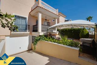 Chalet en Los Balcones y los Altos. Chalet con terraza privada en alicante, orihuela costa. 3 habita