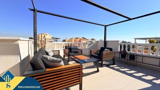 Casa in Lomas de Cabo Roig - Los Dolses. Bungalow reformado con piscina comunitaria, en la provincia de a