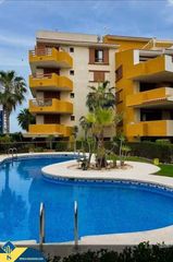 Pis a Punta Prima. Apartamento con piscina comunitaria, en la provincia de alicante