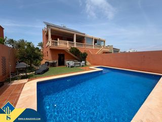 Xalet a Los Balcones-Los Altos. Villa con piscina privada, en la provincia de alicante, en la lo