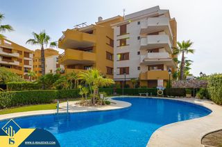 Flat in Punta Prima. Apartamento con piscina comunitaria, en la provincia de alicante