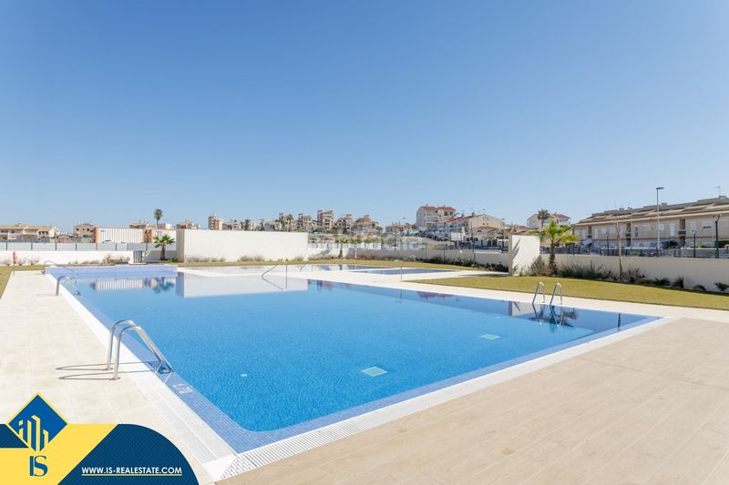 Foto 6c4a376d-7cb4-4c0b-b359-4dd6fba3e08c. Àtic amb piscina a Torreblanca Torrevieja