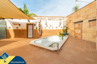 Casa en Los Balcones-Los Altos. Casa con piscina privada en la provincia de alicante, en la loca