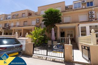 Casa a Playa Flamenca. Casa con piscina comunitaria en la provincia de alicante, en ori