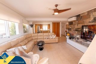 Piso en La Zenia. Apartamento con piscina comunitaria, en la provincia de alicante