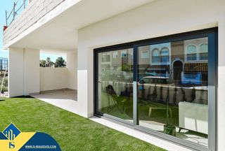 Casa a La Veleta. Bungalow con piscina comunitaria, en la provincia de alicante, e