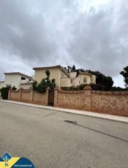 Chalet à Villamartín-Las Filipinas. Villa con piscina privada en la provincia de alicante, en orihue