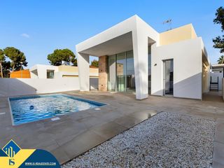 Chalet in Los Balcones-Los Altos. Villa con piscina privada, en la provincia de alicante, en la ci
