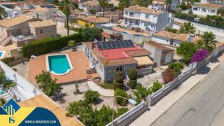 Chalet en Rojales. Villa con piscina privada, en la provincia de alicante, en rojal