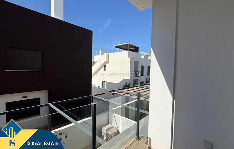 Foto 406a88aa-485f-479b-bc0e-96f0890d15cb. Ático  con piscina comunitaria, en la provincia de alicante, en la ciudad de orihuela costa. 2 habitaciones | 61 m² | 3 kilómetros en Pilar de la Horadada