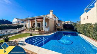 Xalet a Cañada del Molino. Villa con piscina privada, en la provincia de alicante, en la lo