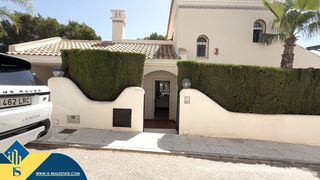 Chalet in Lomas de Campoamor - Las Ramblas. Villa con piscina privada, en la provincia de alicante, en orihu