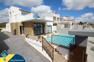 Casa a San Miguel de Salinas. Casas con piscina privada en construcción en orihuela costa, pro