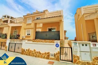 Casa a San Miguel de Salinas. Casa con piscina comunitaria, en la provincia de alicante, en la