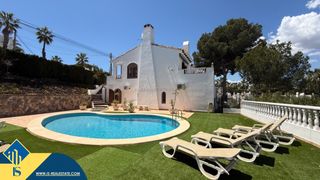Xalet a Villamartín-Las Filipinas. Villa con piscina privada, en la provincia de alicante, en orihu