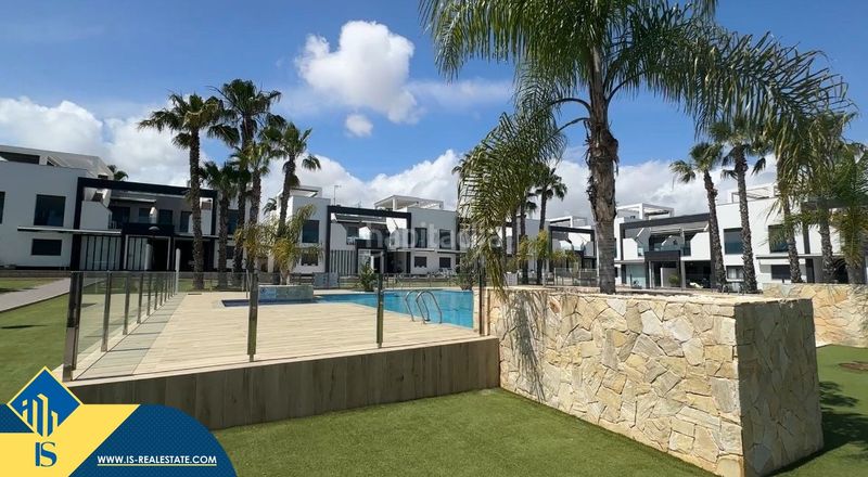 Foto ffed4d60-b744-4ee3-8bbe-b67a833e1a89. Casa amb piscina a La Zenia Orihuela