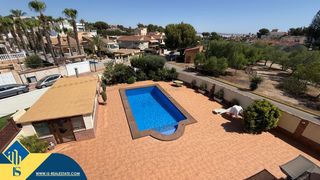 Chalet in Los Balcones-Los Altos. Villa con piscina privada, en la provincia de alicante, en la ci
