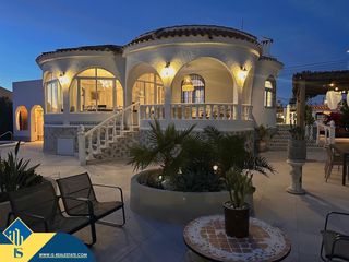 Chalet in Zona Carrefour - Urbanizaciones. Villa con piscina privada, en la provincia de alicante, en la ci