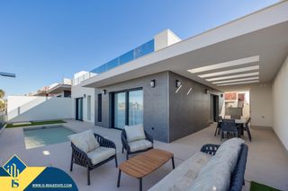 Chalet in Parque Acuático - Sector 25. Villa con piscina privada, en la provincia de alicante, en la lo