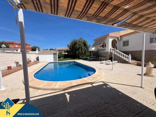 Chalet in Zona Carrefour - Urbanizaciones. Villa con piscina privada, en la provincia de alicante, en la ci