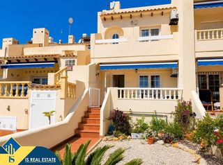Casa in Lomas de Campoamor - Las Ramblas. Casa con piscina comunitaria en la provincia de alicante, en la