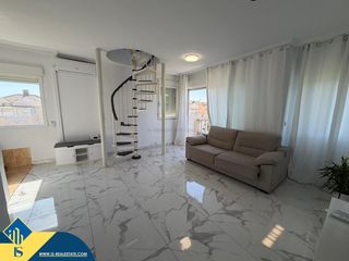 Dúplex a Torreblanca. Apartamento dúplex reformado con piscina comunitaria, en la prov